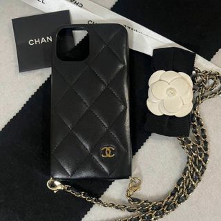 シャネル(CHANEL)の美品］シャネル　 iPhone12/12pro スマホケース　カメリア　チェーン(その他)