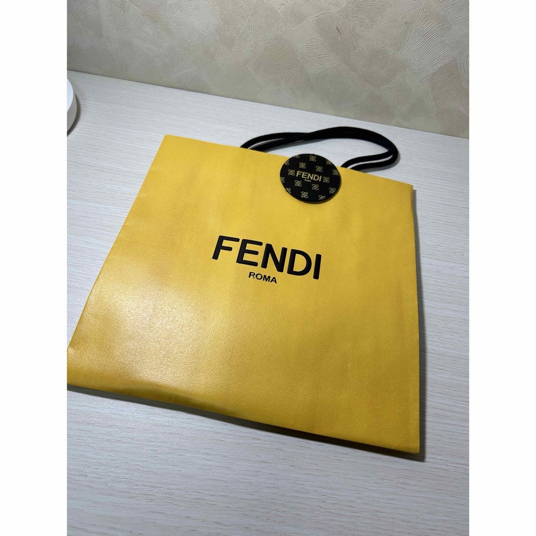 FENDI(フェンディ)のFENDI 紙袋 マグネットクリップ付  カズ様専用 レディースのバッグ(ショップ袋)の商品写真