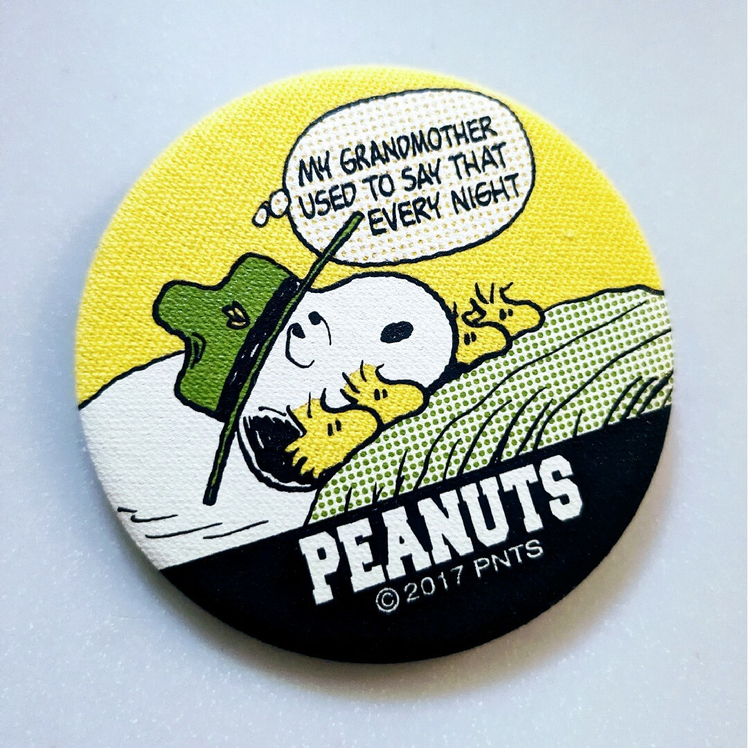 PEANUTS(ピーナッツ)のスヌーピー　缶バッチ　大　直径7.5cm　ピーナッツ　PEANUT　キャンプ エンタメ/ホビーのおもちゃ/ぬいぐるみ(キャラクターグッズ)の商品写真