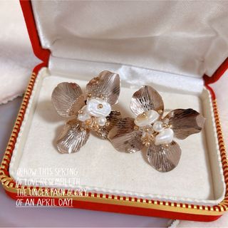 ローズバッド(ROSE BUD)の【美品】select プレート花　いびつパール　華やか　ピアス　美品(ピアス)