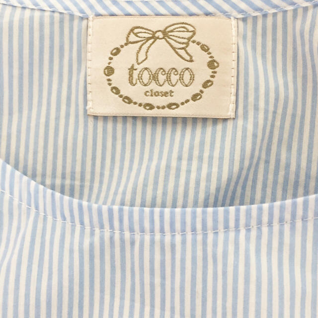 tocco(トッコ)のtocco 肩リボン ブラウス ストライプ サックスブルー レディースのトップス(シャツ/ブラウス(半袖/袖なし))の商品写真