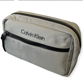 カルバンクライン(Calvin Klein)の【CalvinKlein】ロゴ　コスメポーチ　ポケット付き(ポーチ)