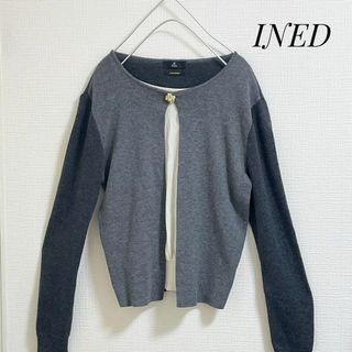 イネド(INED)のイネド　ニット　グレー　日本製　ブローチ付　美品　M　おでかけ　重ね着風(ニット/セーター)