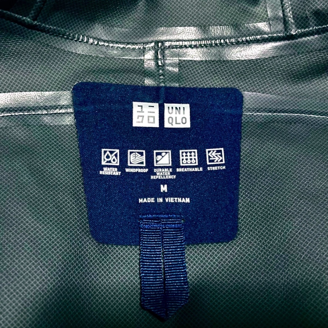 UNIQLO(ユニクロ)のユニクロ ブロックテックパーカー (3Dカット) ネイビー Mサイズ メンズのジャケット/アウター(マウンテンパーカー)の商品写真
