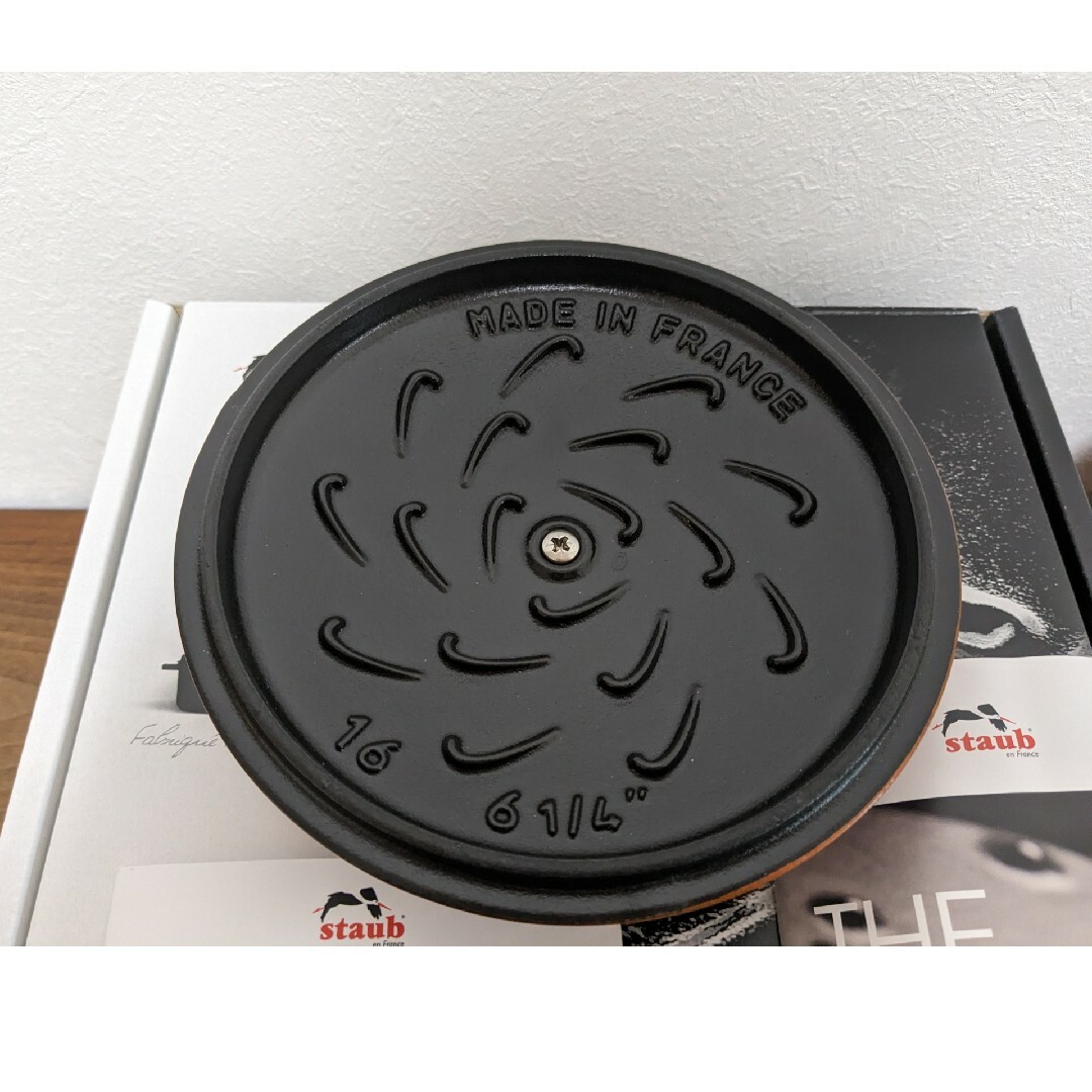 STAUB(ストウブ)のストウブ　Staub　ラ・ココットde GOHAN ゴハン　M　生涯保証付　新品 インテリア/住まい/日用品のキッチン/食器(鍋/フライパン)の商品写真