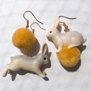 【フォロー割新品送込❗️】うさぎ×ポンポン ピアス アクセサリー 黄色 アニマル(ピアス)