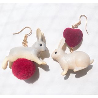 フォロー割【最終値下げ❗️】うさぎ×ハート×ポンポンピアス アクセサリー 赤 兎(ピアス)