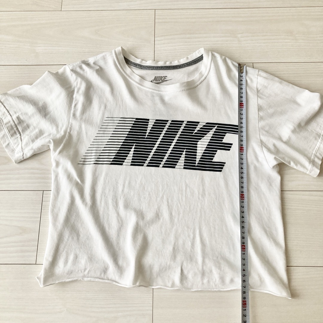 NIKE(ナイキ)のNIKE ナイキ ショート丈 クロップド丈 ロゴTシャツ レディースのトップス(Tシャツ(半袖/袖なし))の商品写真