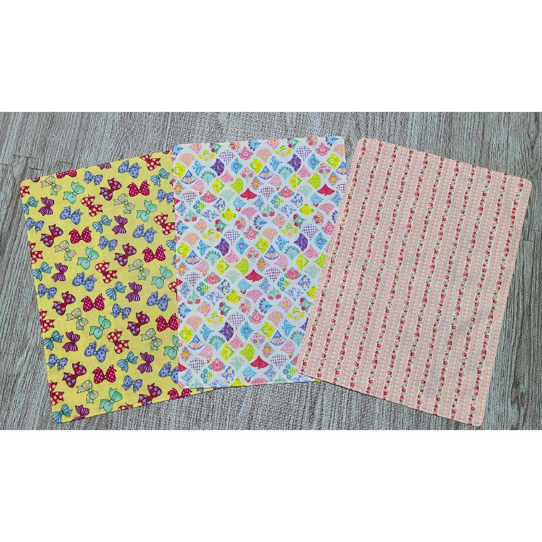 (39) ハンドメイド ランチョンマット3枚 25×35 ハンドメイドのキッズ/ベビー(外出用品)の商品写真