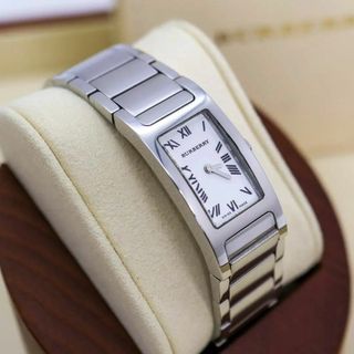 バーバリー(BURBERRY)の《美品》BURBERRY 腕時計 ホワイト バングル レディース 外箱付 e(腕時計)