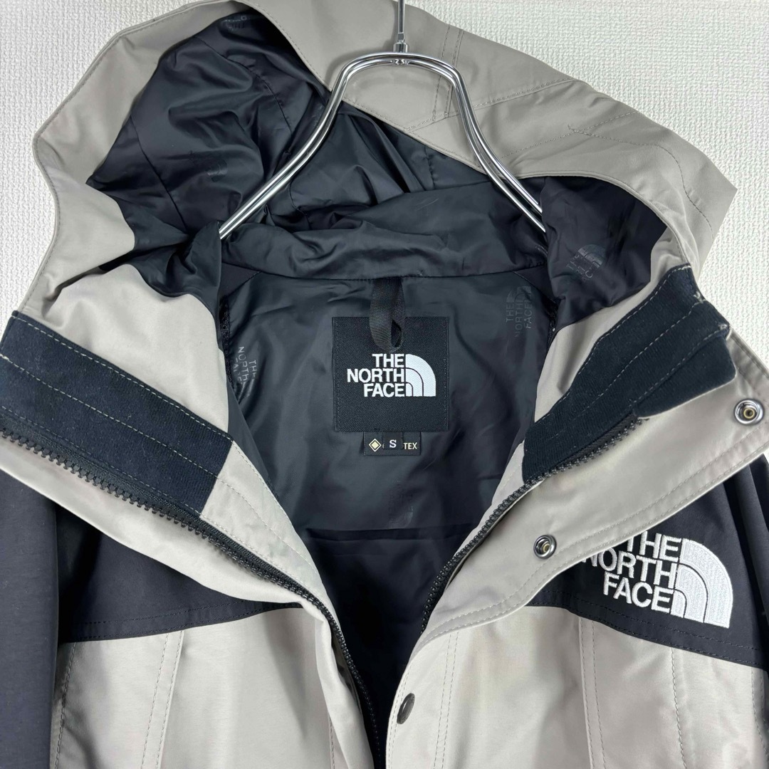 THE NORTH FACE(ザノースフェイス)の新品　ノースフェイス　マウンテンライトジャケット ミネラルグレー　S メンズ メンズのジャケット/アウター(マウンテンパーカー)の商品写真