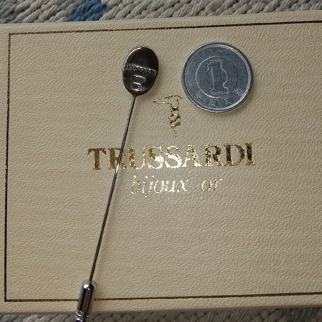 トラサルディ ピンブローチ レディースのアクセサリー(ブローチ/コサージュ)の商品写真