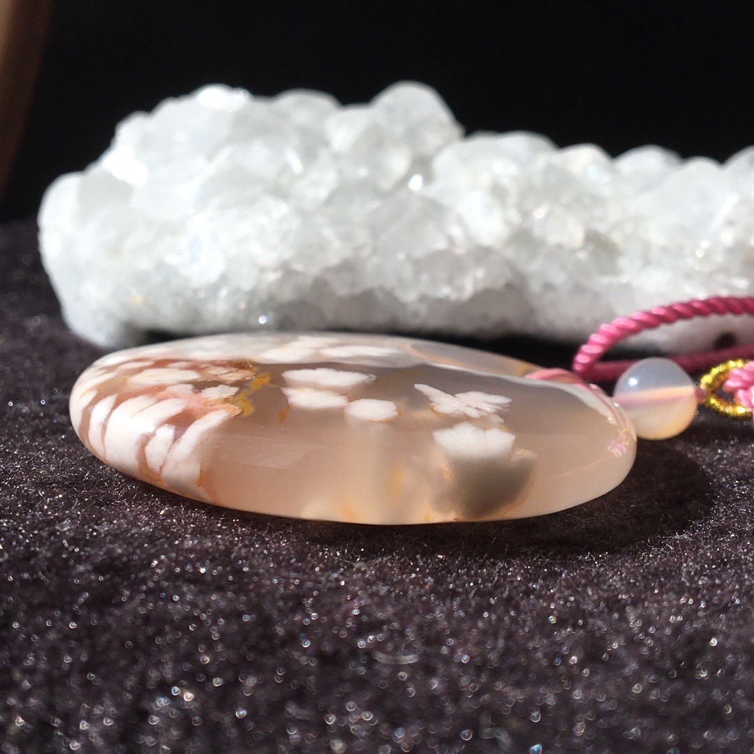 天然石　桜瑪瑙　紐ネックレス ハンドメイドのアクセサリー(ネックレス)の商品写真