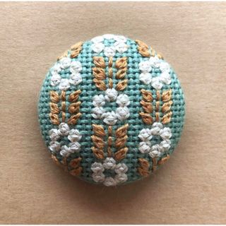 刺繍ブローチ　花柄㉔【グリーン×クリーム】(コサージュ/ブローチ)