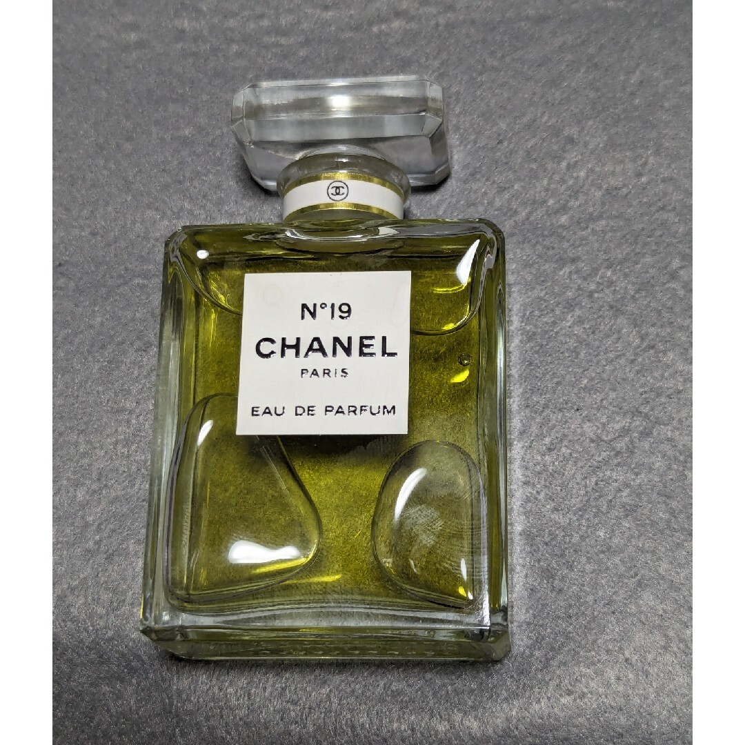 CHANEL(シャネル)のシャネルN°19オードパルファム50ml コスメ/美容のコスメ/美容 その他(その他)の商品写真