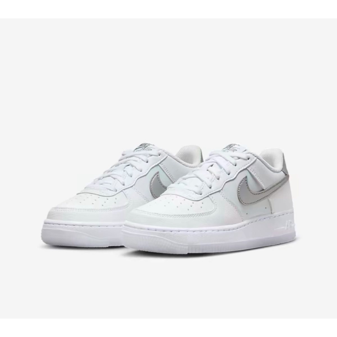 NIKE(ナイキ)の24㎝【新品】NIKE GS AIR FORCE1 ホワイト ピュアプラチナム レディースの靴/シューズ(スニーカー)の商品写真