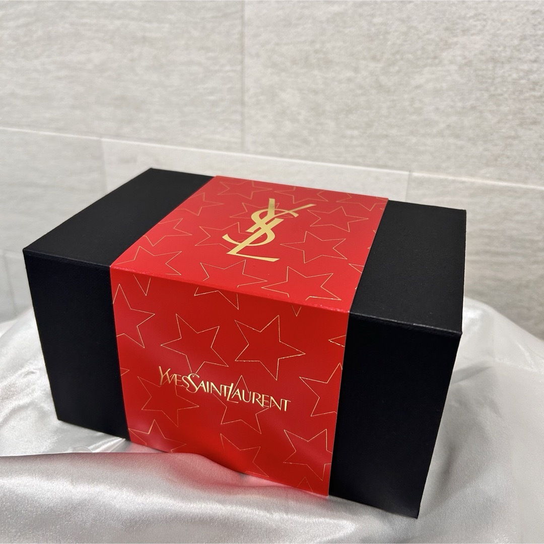 Yves Saint Laurent Beaute(イヴサンローランボーテ)のイヴサンローラン　YSL　ギフトボックス　赤　星　スリーブ レディースのバッグ(ショップ袋)の商品写真