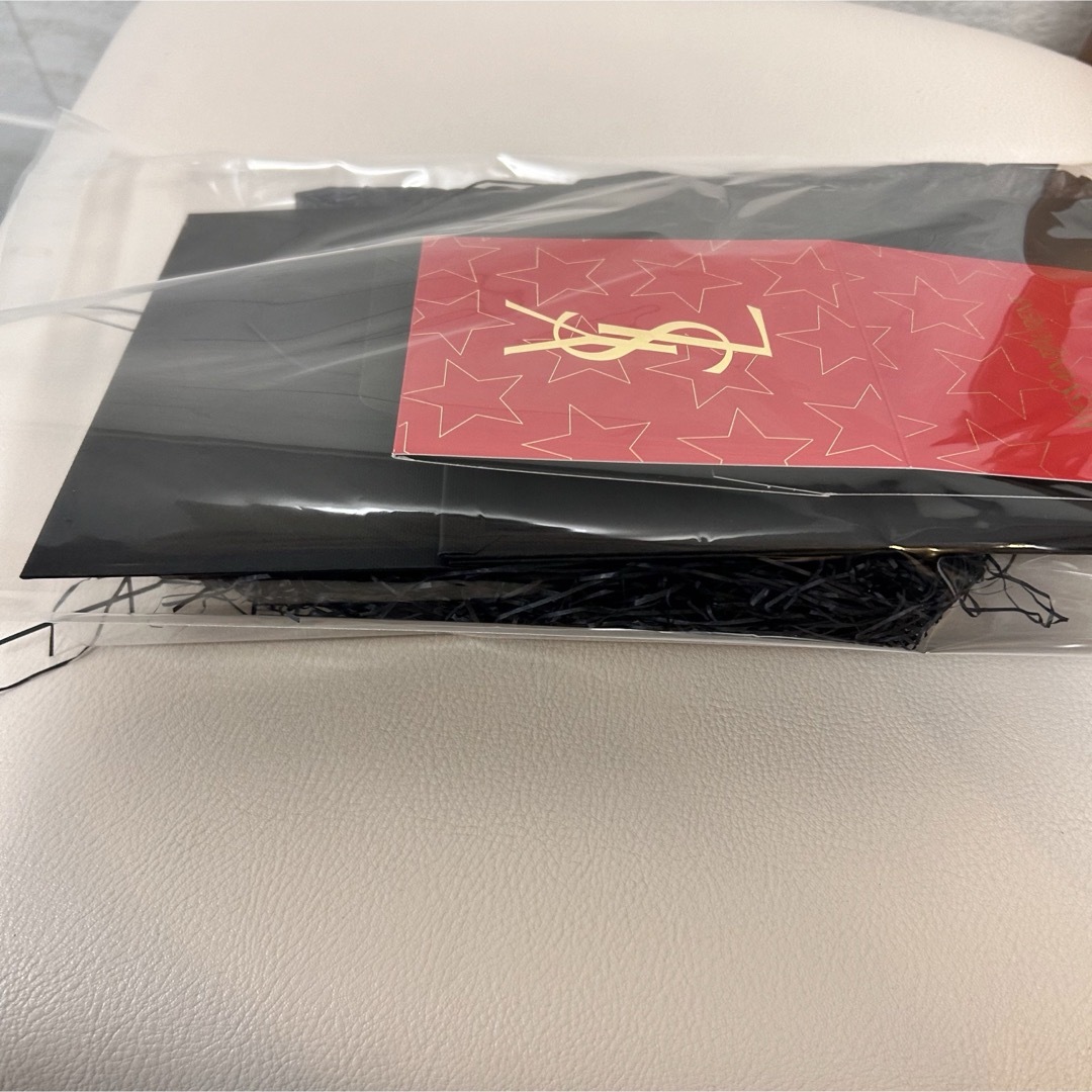 Yves Saint Laurent Beaute(イヴサンローランボーテ)のイヴサンローラン　YSL　ギフトボックス　赤　星　スリーブ レディースのバッグ(ショップ袋)の商品写真