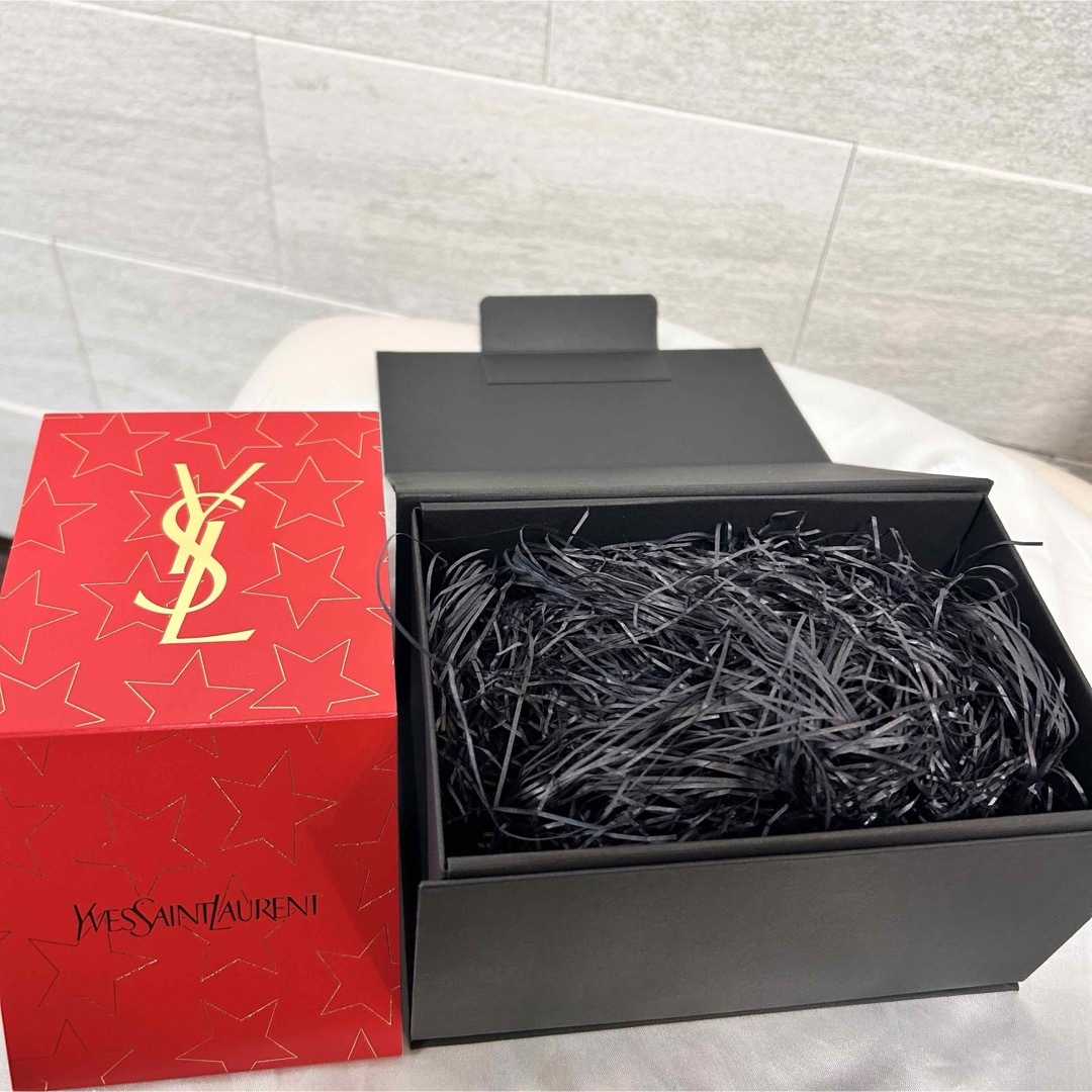 Yves Saint Laurent Beaute(イヴサンローランボーテ)のイヴサンローラン　YSL　ギフトボックス　赤　星　スリーブ レディースのバッグ(ショップ袋)の商品写真