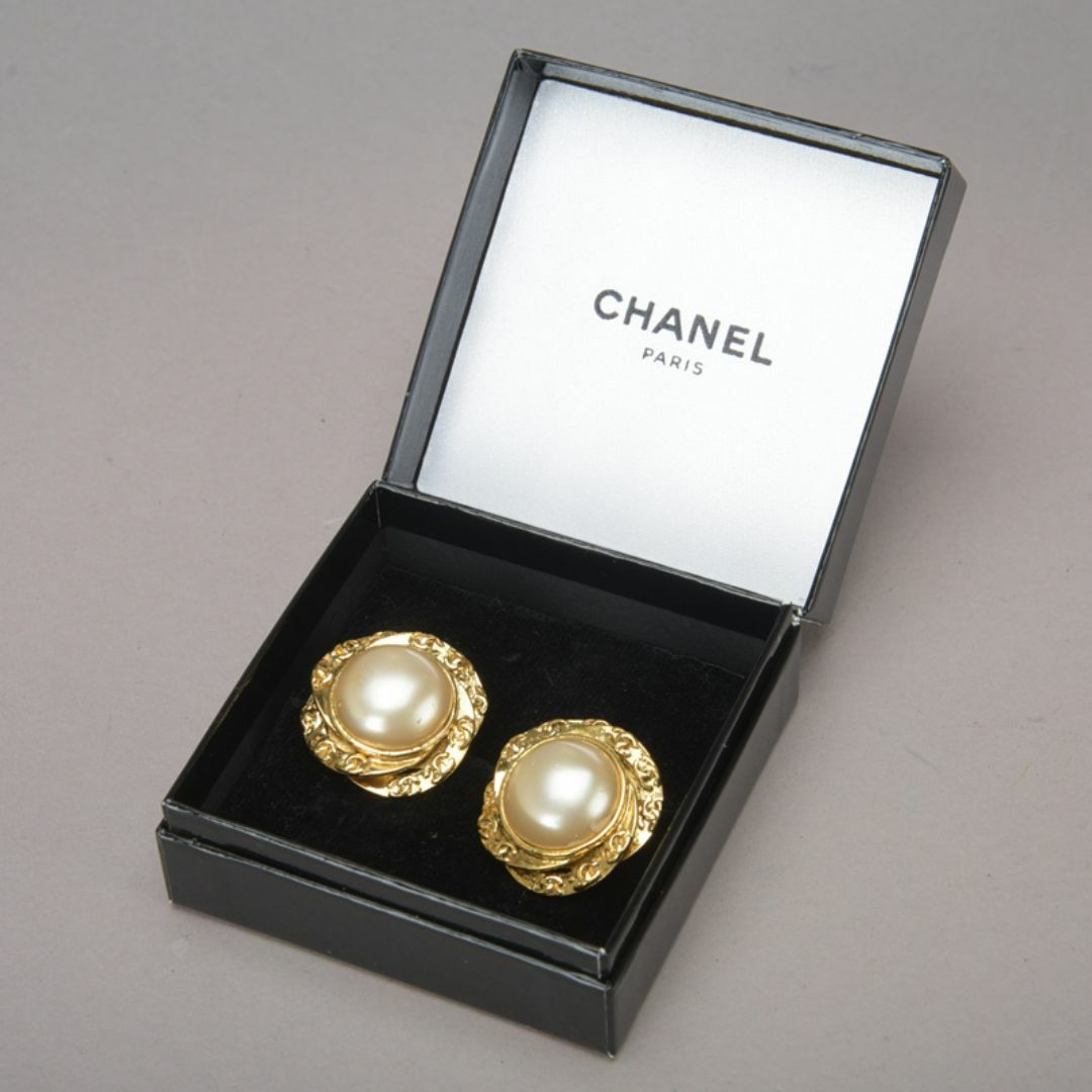 CHANEL(シャネル)のシャネル CHANEL ココマーク ビッグ パール イヤリング ゴールド 白 レディースのアクセサリー(イヤリング)の商品写真