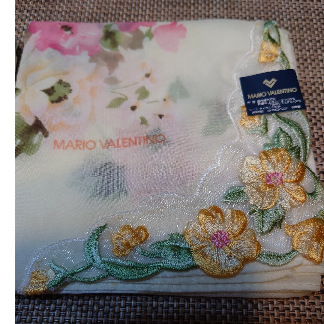 MARIO VALENTINO(マリオバレンチノ)の刺繍ハンカチ レディースのファッション小物(ハンカチ)の商品写真