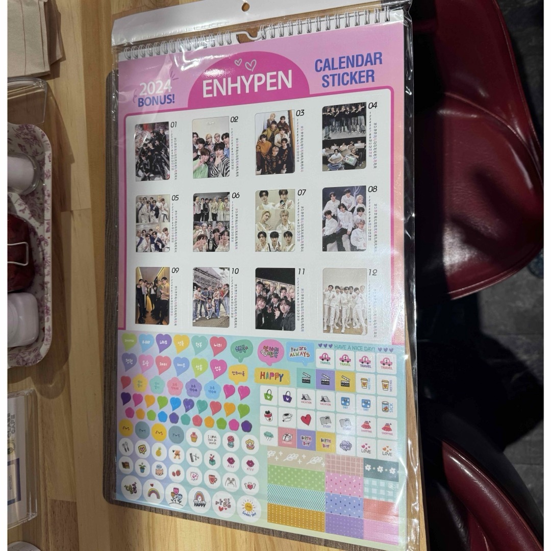 enhypen 2024年　壁掛けカレンダー エンタメ/ホビーのタレントグッズ(アイドルグッズ)の商品写真