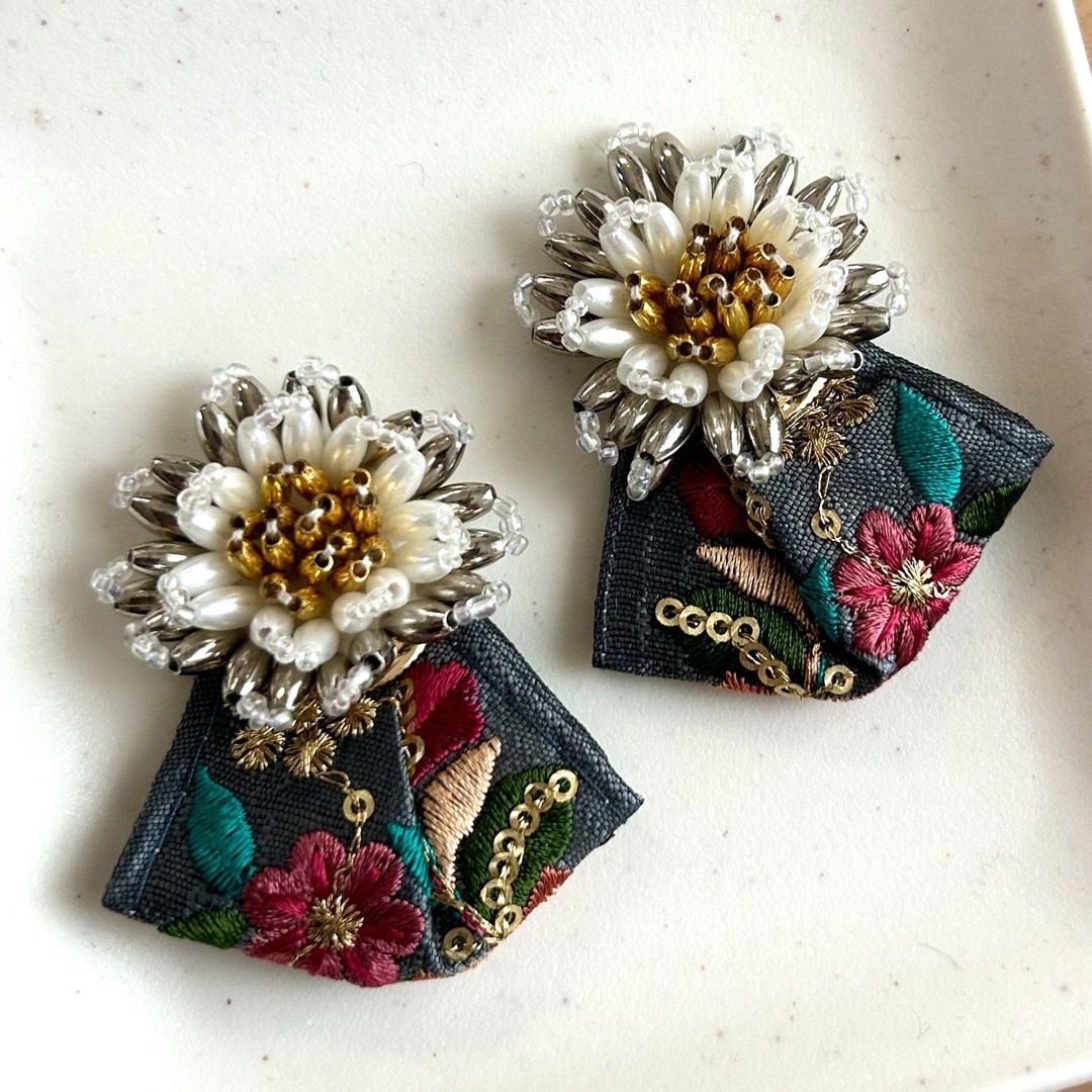 フラワー 刺繍 × インド刺繍リボン ★ピアス✳︎イヤリング　花柄　大人可愛い ハンドメイドのアクセサリー(ピアス)の商品写真