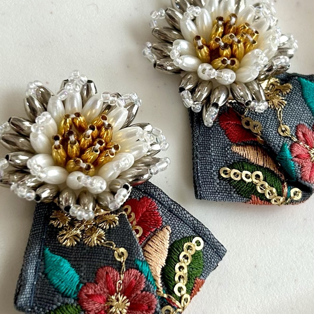 フラワー 刺繍 × インド刺繍リボン ★ピアス✳︎イヤリング　花柄　大人可愛い ハンドメイドのアクセサリー(ピアス)の商品写真