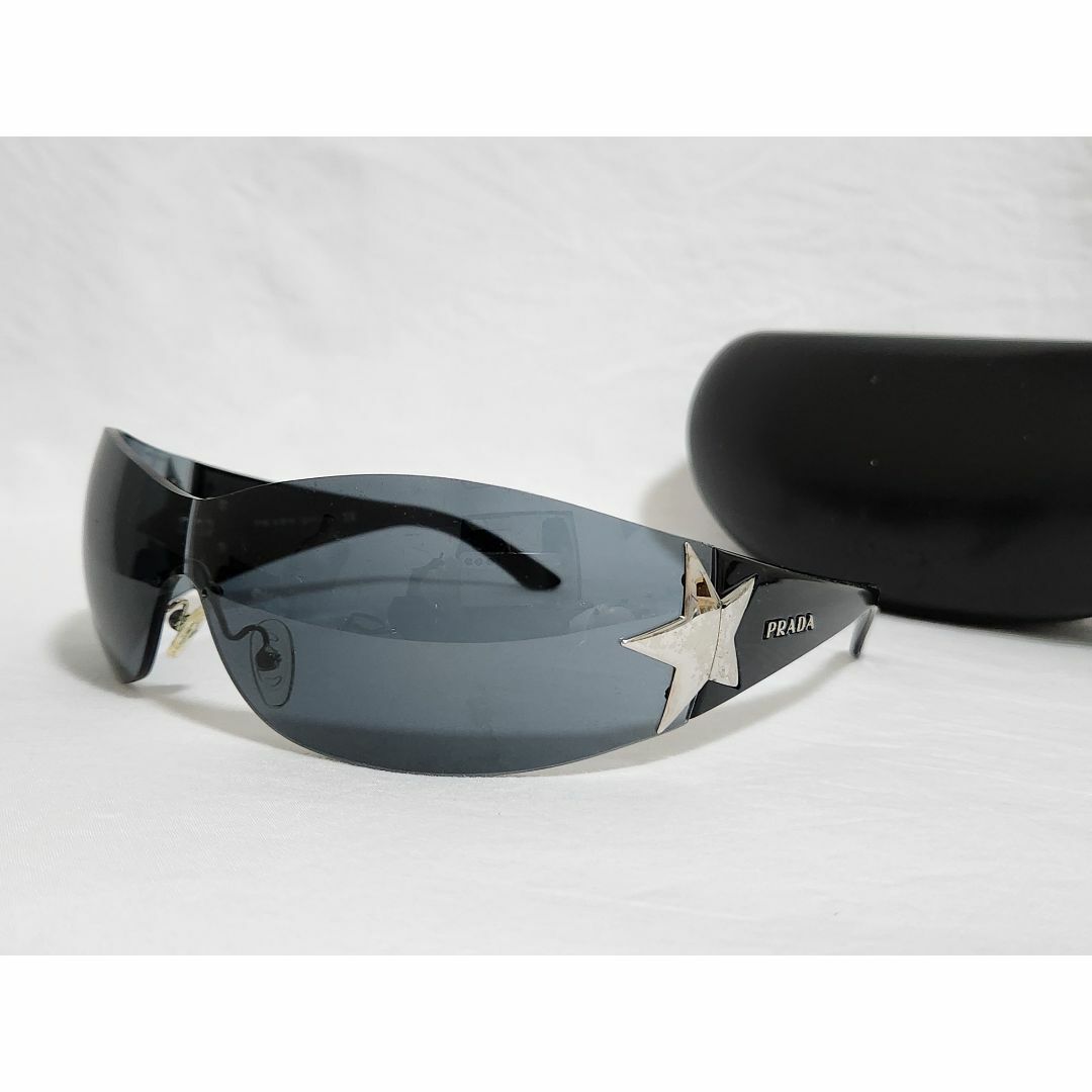 PRADA(プラダ)の正規レア ハイド着 同型 プラダ スター装飾×ロゴアイコン シールドサングラス黒 メンズのファッション小物(サングラス/メガネ)の商品写真