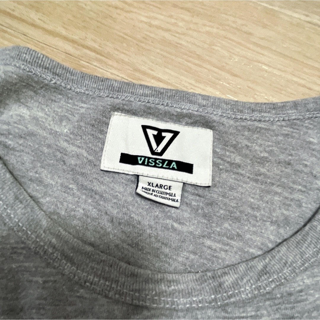 VISSLA(ヴィスラ)のVISSLA　Tシャツ　XL　グレー　胸ポケット　オーバーサイズ　USA古着 メンズのトップス(Tシャツ/カットソー(半袖/袖なし))の商品写真