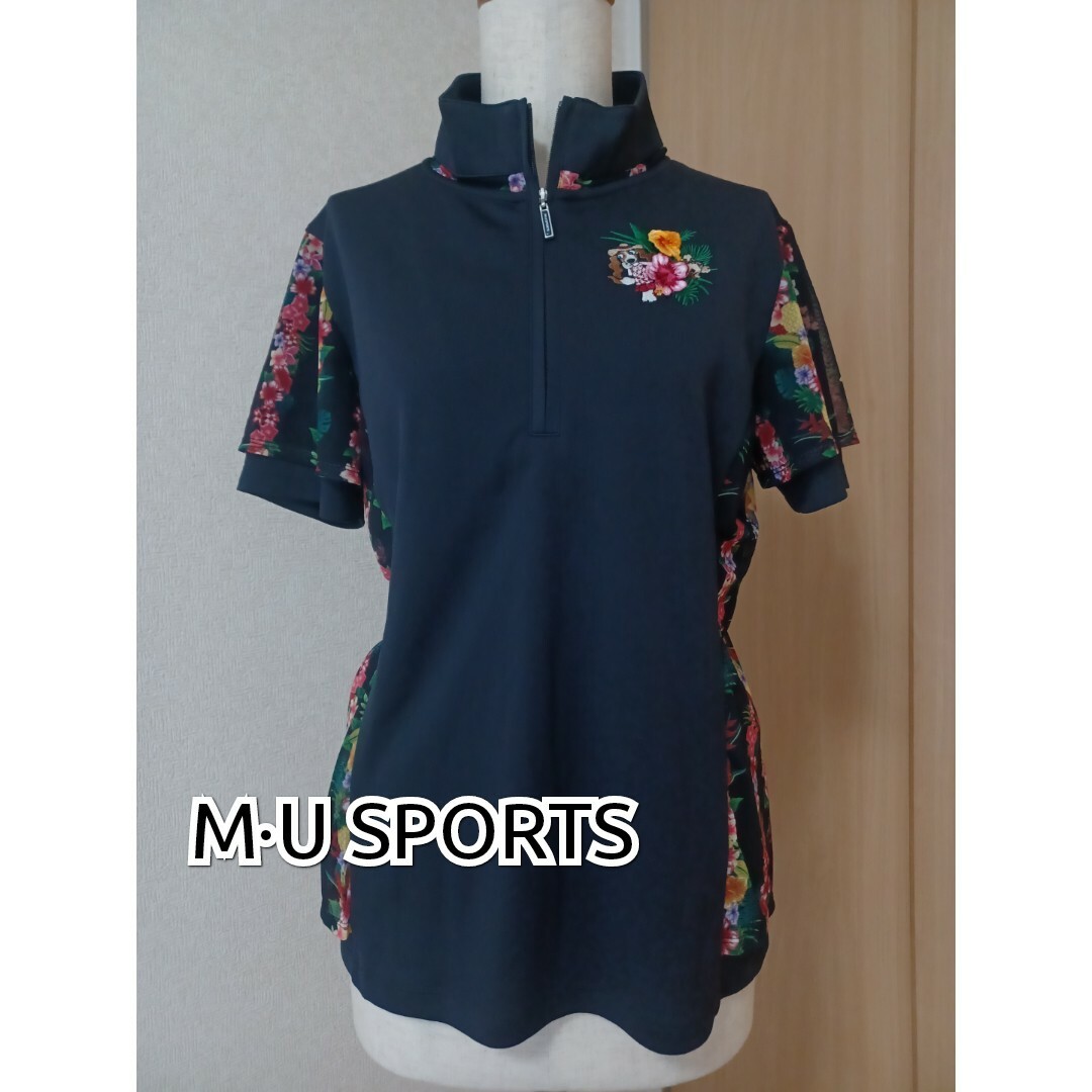 M・Uスポーツ(エムユースポーツ)の美品【M·U SPORTS】ゴルフシャツ ハーフジップ 犬×花柄 スポーツ/アウトドアのゴルフ(ウエア)の商品写真