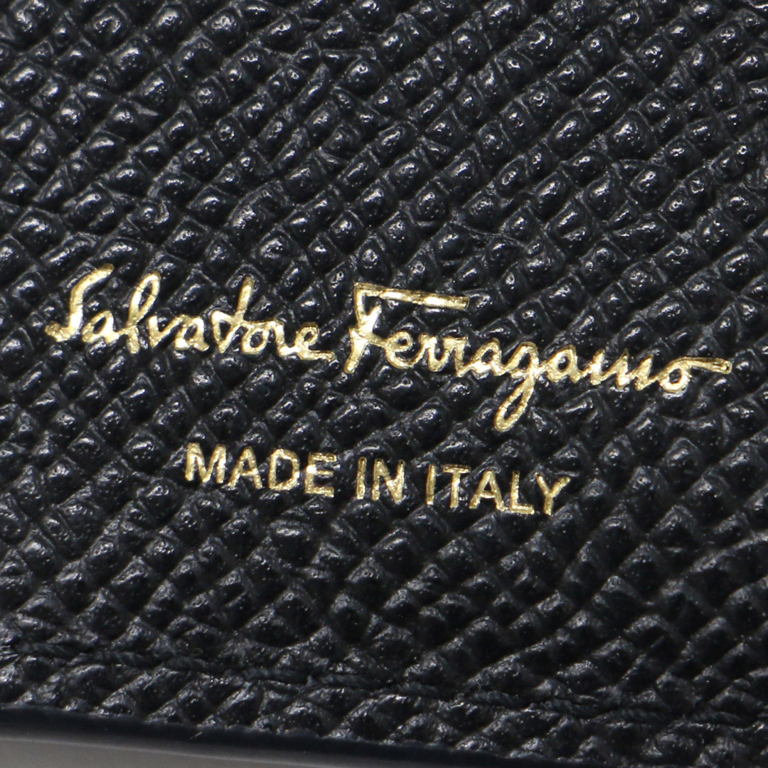 Salvatore Ferragamo(サルヴァトーレフェラガモ)のSalvatore Ferragamo サルヴァトーレ フェラガモ 財布 二つ折り 24春夏 ブラック 黒 ダブルガンチーニ 型押し ミニ レザー ウォレット イタリア製 ブランド【レディース】【中古】 レディースのファッション小物(財布)の商品写真