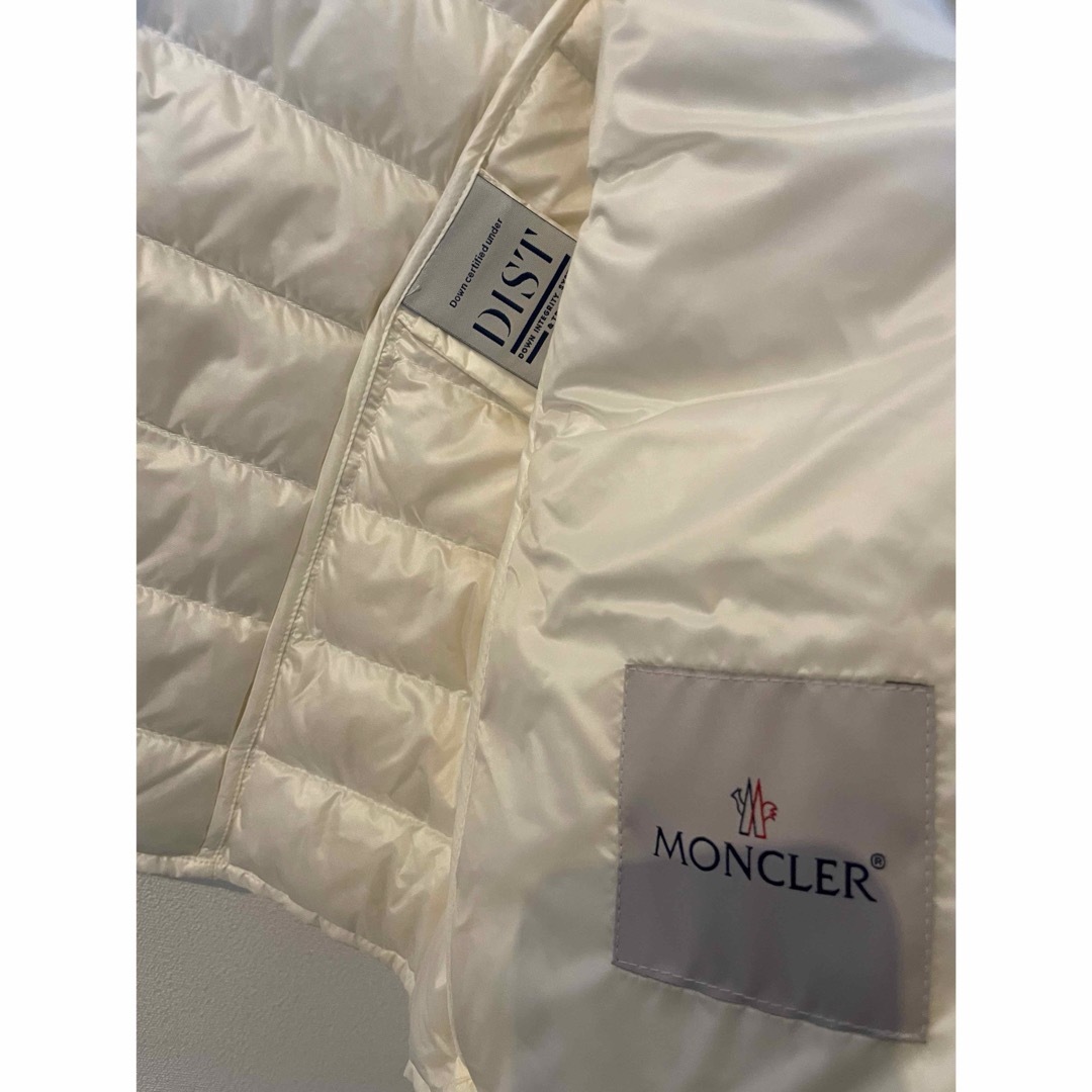 MONCLER(モンクレール)の【新品】MONCLERモンクレール　Liane 14A白 レディースのジャケット/アウター(ダウンベスト)の商品写真
