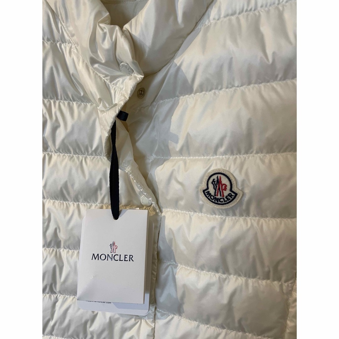 MONCLER(モンクレール)の【新品】MONCLERモンクレール　Liane 14A白 レディースのジャケット/アウター(ダウンベスト)の商品写真