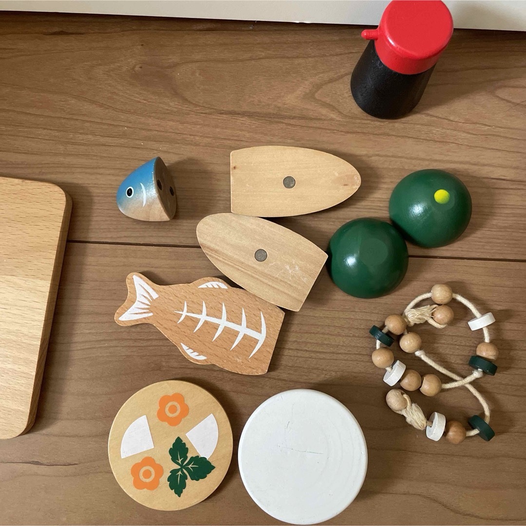 WOODY PUDDY(ウッディプッディ)のままごと　ウッディプッディ　焼き魚セット　和食セット　木製玩具　木のおままごと キッズ/ベビー/マタニティのおもちゃ(その他)の商品写真