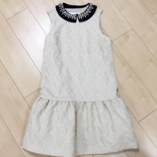 ジルスチュアート(JILLSTUART)のJILLSTUART white ビジュー襟 裾フレアワンピース(ひざ丈ワンピース)