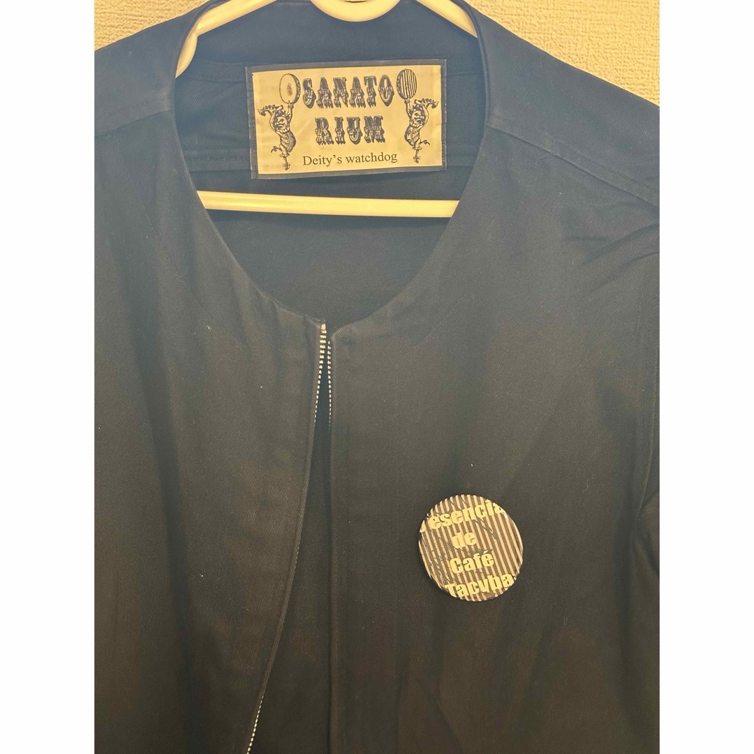 SANATORIUM(サナトリウム)のサナトリウム ノーカラーブルゾン 缶バッジ付き メンズのジャケット/アウター(ノーカラージャケット)の商品写真