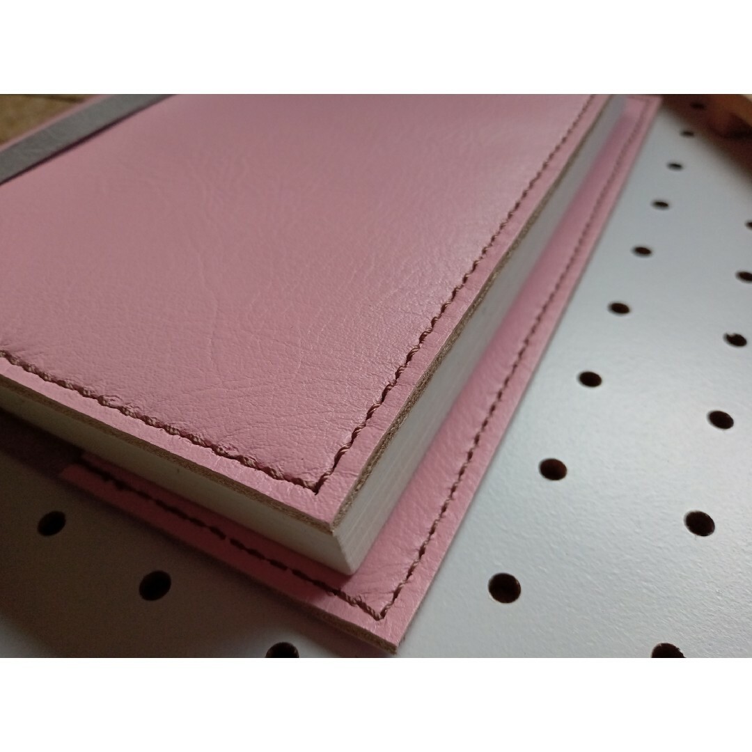 四六判　革のブックカバー　ピンク×グレー　しおり付きDesign ハンドメイドの文具/ステーショナリー(ブックカバー)の商品写真