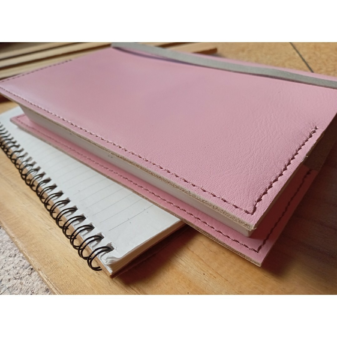 四六判　革のブックカバー　ピンク×グレー　しおり付きDesign ハンドメイドの文具/ステーショナリー(ブックカバー)の商品写真
