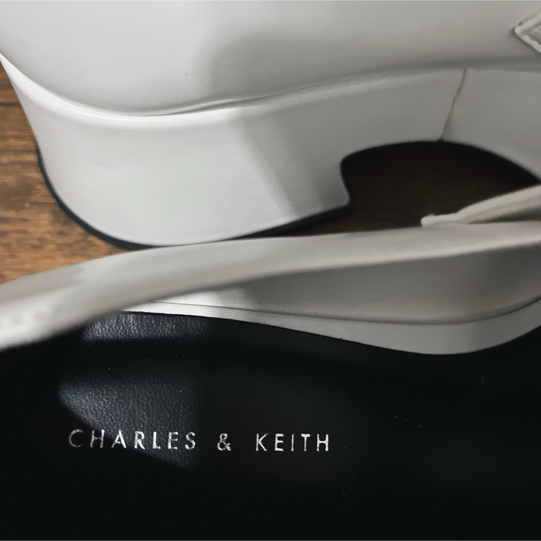 Charles and Keith(チャールズアンドキース)の【美品】クリーニング済 チャールズ＆キース厚底靴25cm  レディースの靴/シューズ(サンダル)の商品写真