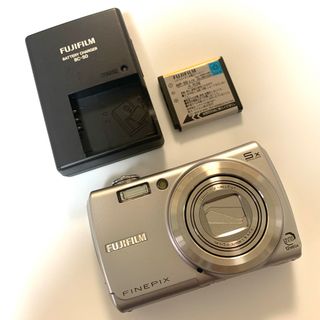 フジフイルム(富士フイルム)のFUJI FILM FinePix F FINEPIX F100FD DARKS(コンパクトデジタルカメラ)