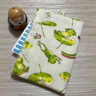 ハンドメイド ポケット付きポケットティッシュケース✨️カエル柄✨️絆創膏入れにも(雑貨)