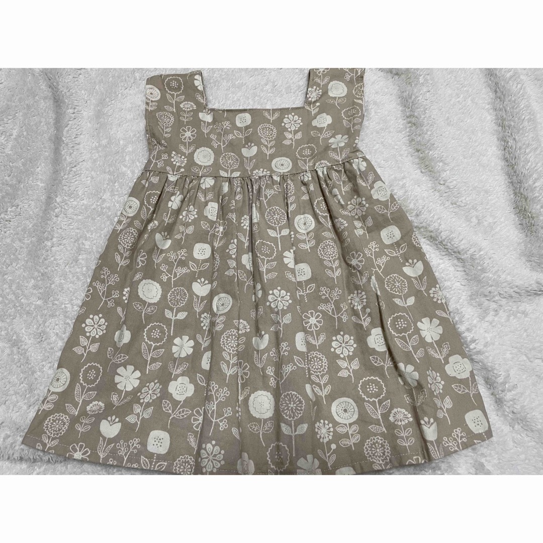 ハンドメイド　ベージュフラワーワンピース キッズ/ベビー/マタニティのキッズ服女の子用(90cm~)(ワンピース)の商品写真