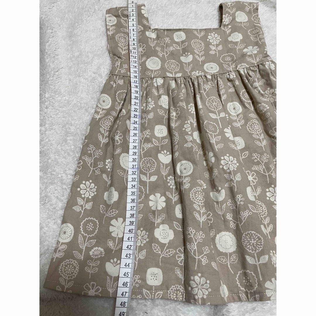 ハンドメイド　ベージュフラワーワンピース キッズ/ベビー/マタニティのキッズ服女の子用(90cm~)(ワンピース)の商品写真