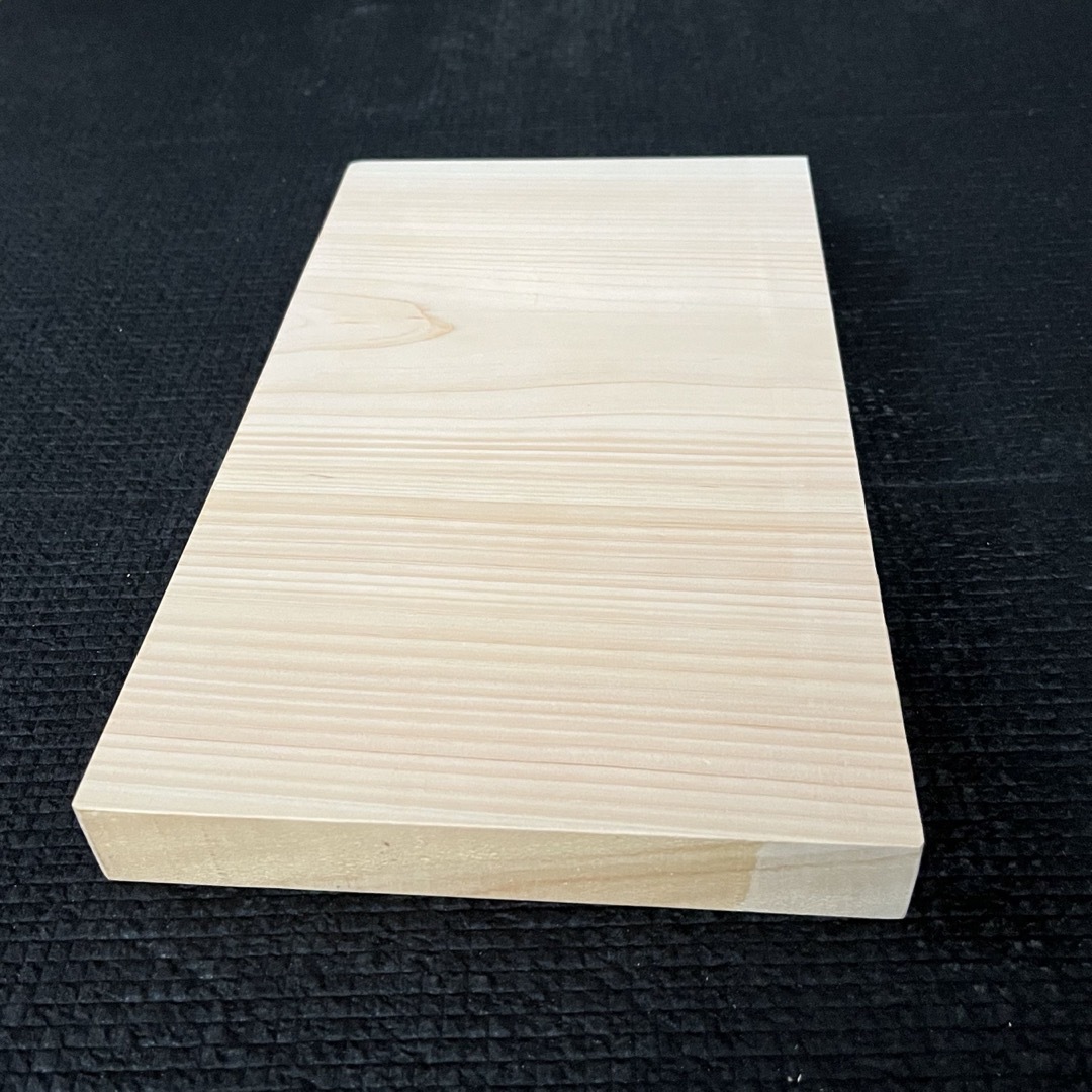 ヒノキ　　　　　　　　板　DIY  ハンドメイド　工作　木工　クラフト　端材 ハンドメイドの素材/材料(その他)の商品写真