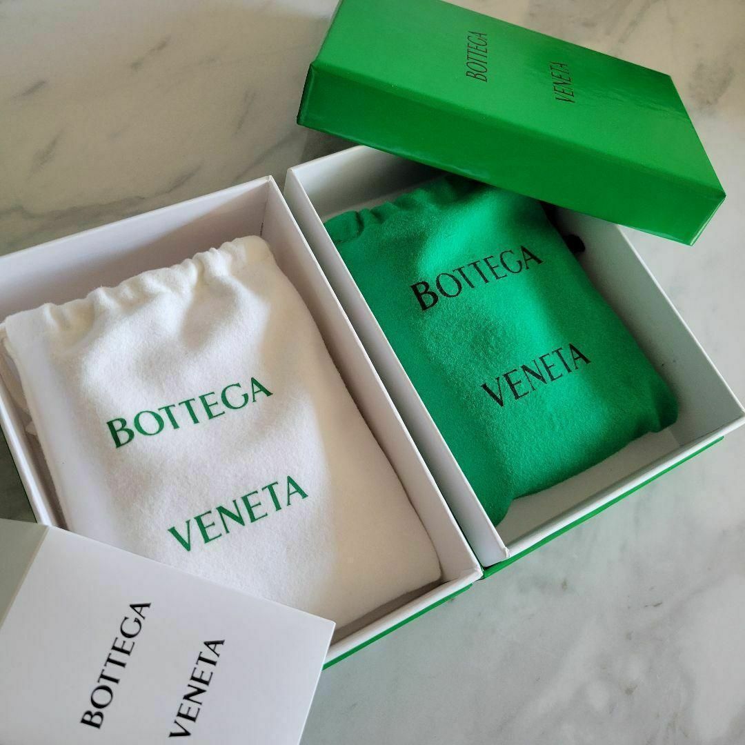 Bottega Veneta(ボッテガヴェネタ)の★新品未使用★ボッテガヴェネタ カセット フラグメントケース トラバーチン レディースのファッション小物(財布)の商品写真