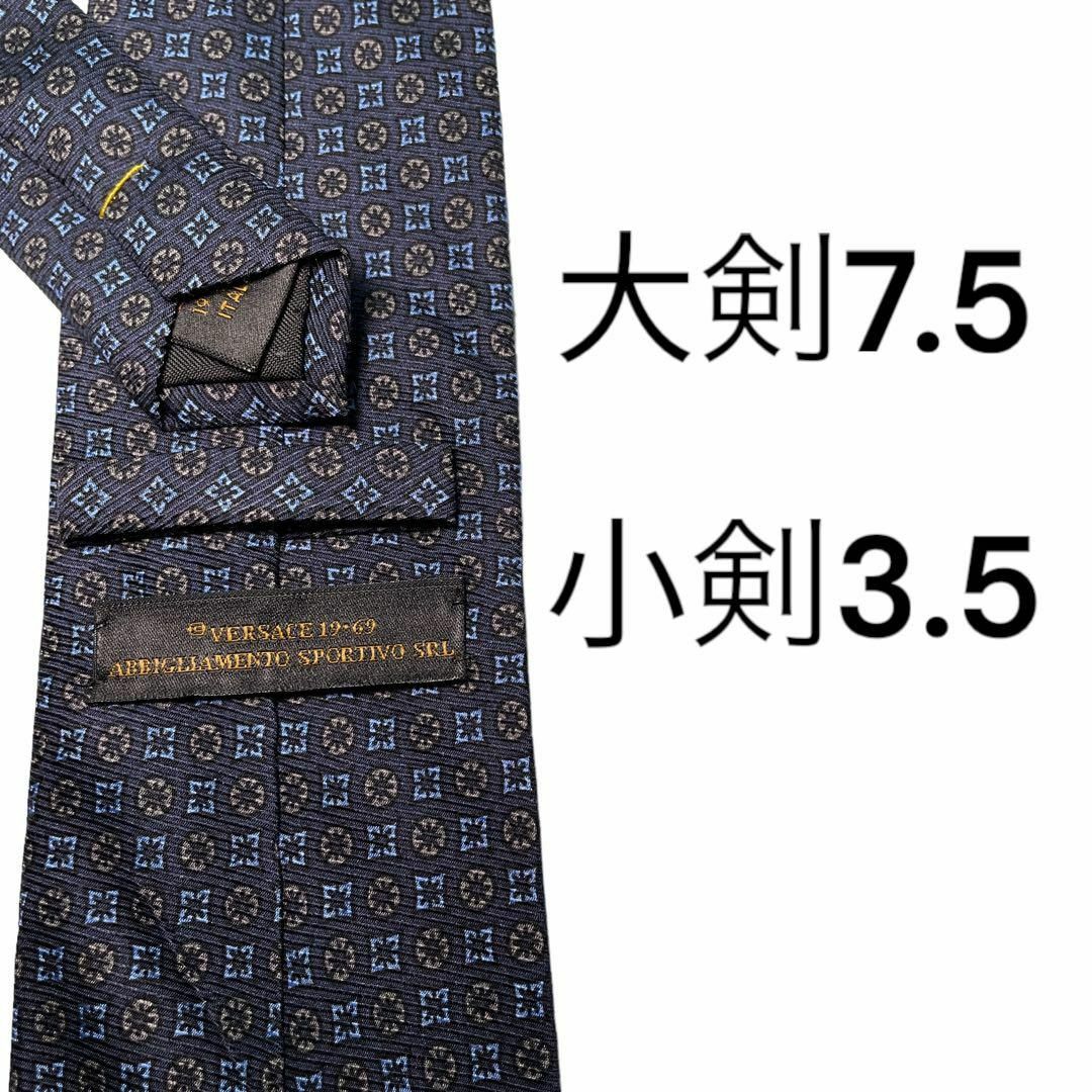 VERSACE(ヴェルサーチ)の728.VERSACE ネクタイ シルク 小紋柄　総柄 ネイビー  高級感 メンズのファッション小物(ネクタイ)の商品写真