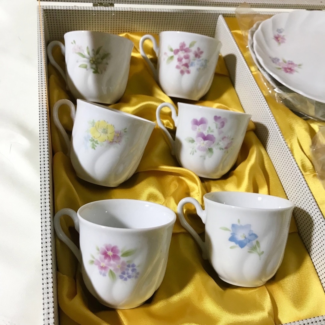 Noritake - ノリタケ ケーキ皿 6枚 カップ&ソーサー 6客 セット Noritake - ノリタケ ケーキ皿 6枚 カップ&ソーサー 6客 セット