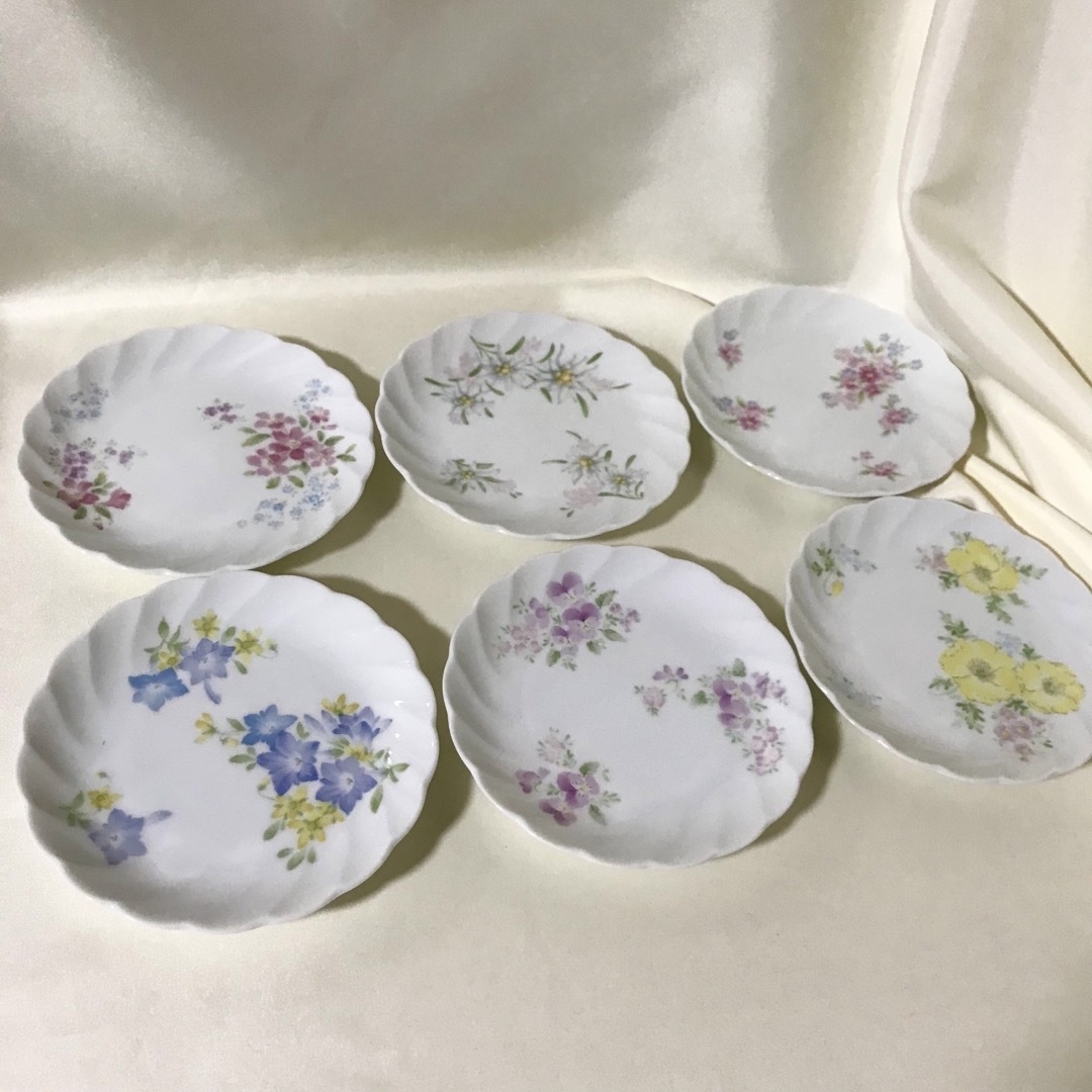 Noritake(ノリタケ)のノリタケ　ケーキ皿　6枚　カップ&ソーサー　6客　セット　千趣会　未使用品　小皿 インテリア/住まい/日用品のキッチン/食器(グラス/カップ)の商品写真