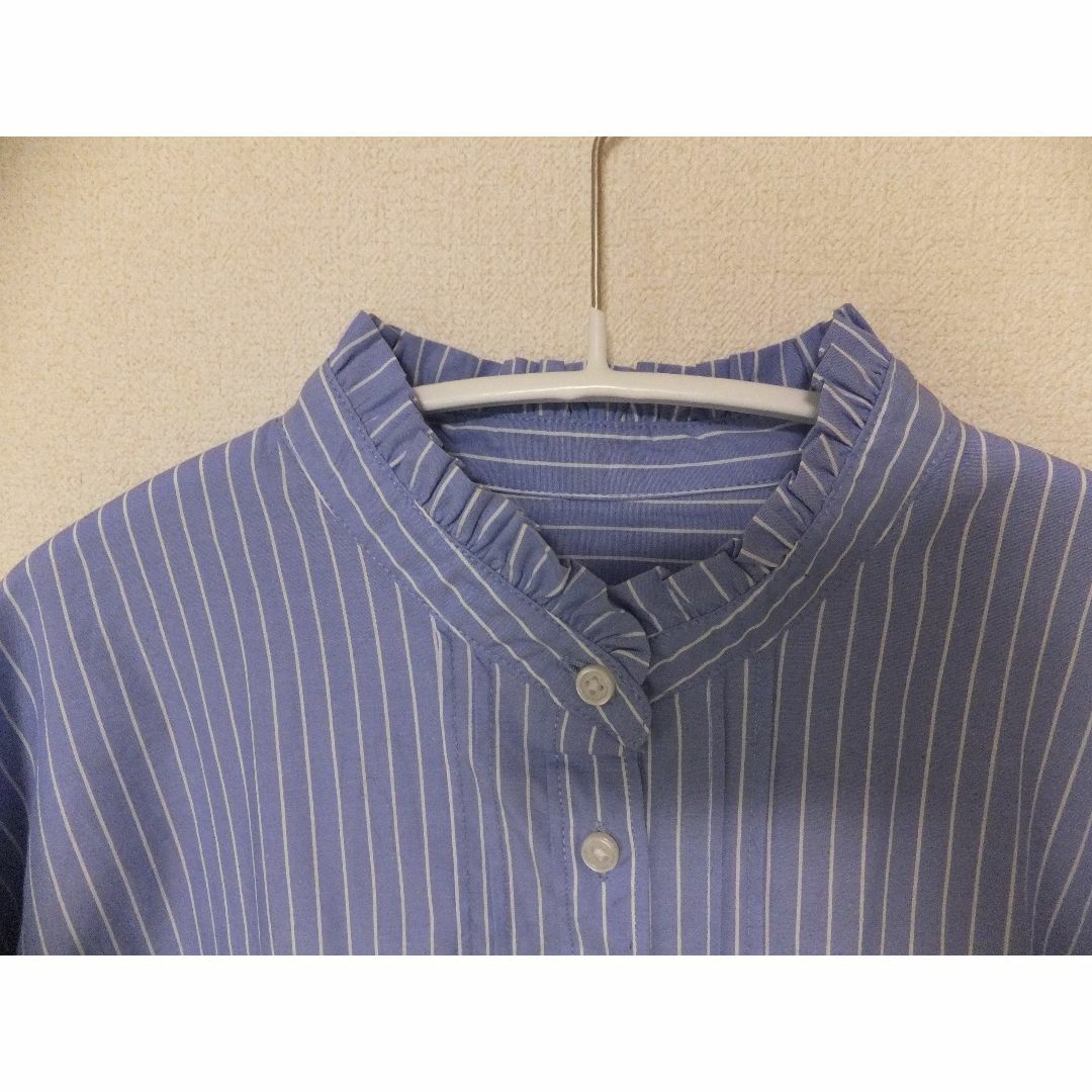 coen(コーエン)のスタンドフリルネック　水色　ストライプシャツ　レディースL レディースのトップス(シャツ/ブラウス(長袖/七分))の商品写真